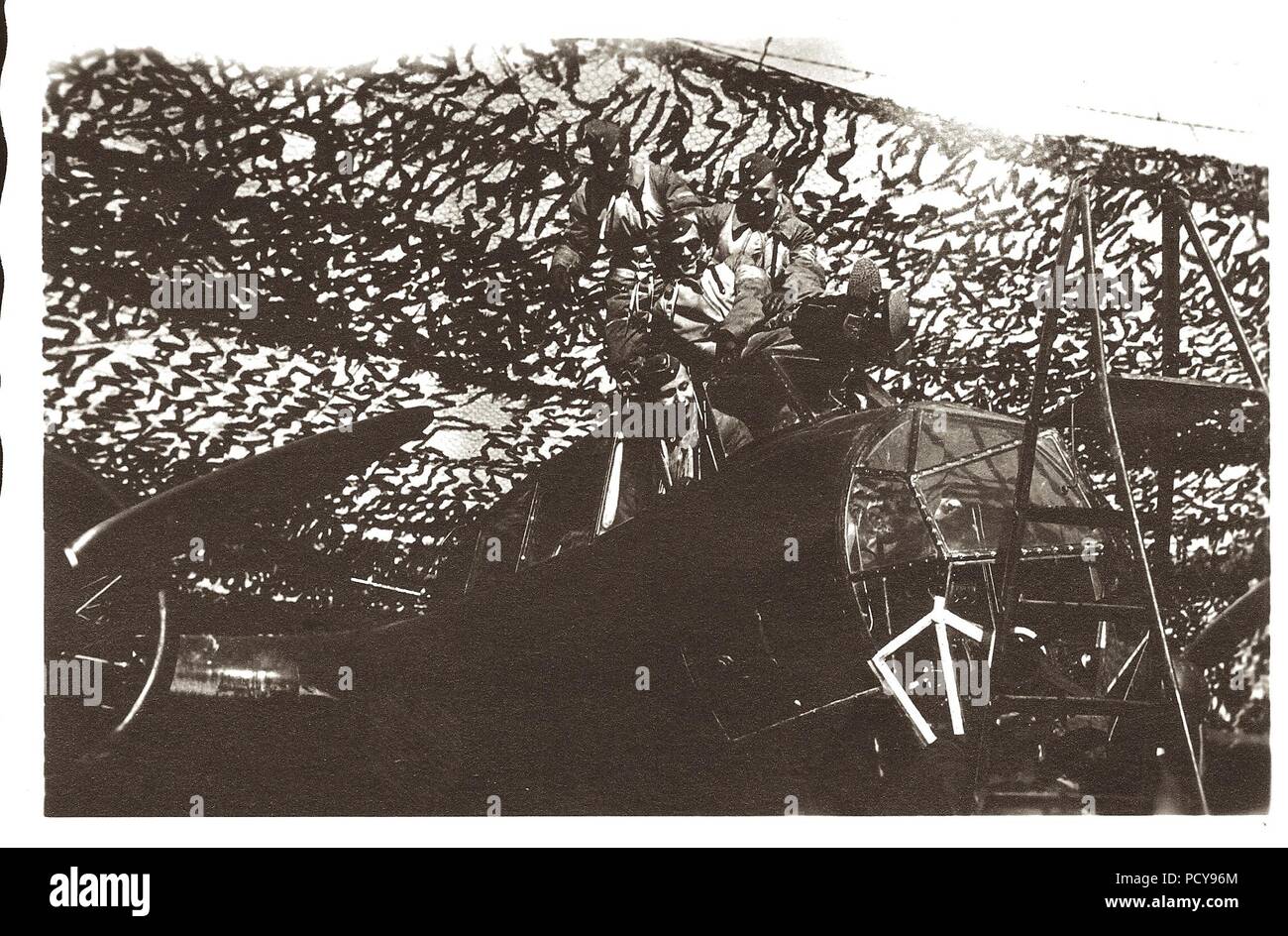 Oberfeldwebel Karl Müller (Mitte) (einer der Bomberpiloten mit 1. Staffel, Kampfgeschwader 2) und seine Crew, stellen mit ihren Dornier Do 17 Z unter camouflage Netting auf einer französischen Flugplatz (wahrscheinlich Epinoy) während der Schlacht um England im Jahre 1940. Müller war das Ritterkreuz des Eisernen Kreuzes am 15. Oktober 1942 vergeben. Stockfoto