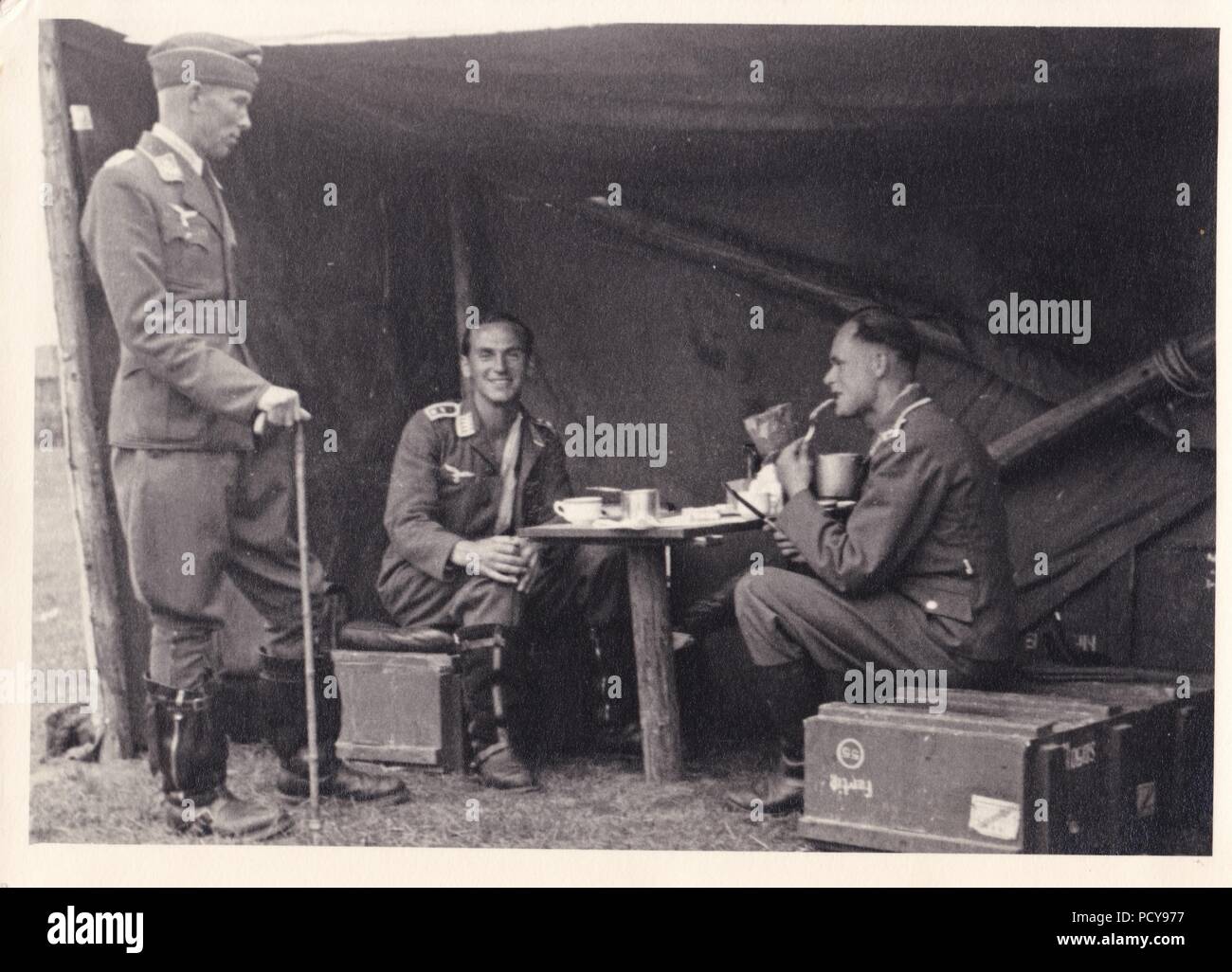 Oberfeldwebel Karl Müller (Mitte), ein bomberpilot mit 1. Staffel, kampfgeschwader 2, entspannt sich mit Kameraden auf einer französischen Flugplatz (wahrscheinlich Epinoy) während der Schlacht um England im Jahre 1940. Müller war das Ritterkreuz des Eisernen Kreuzes am 15. Oktober 1942 vergeben. Stockfoto