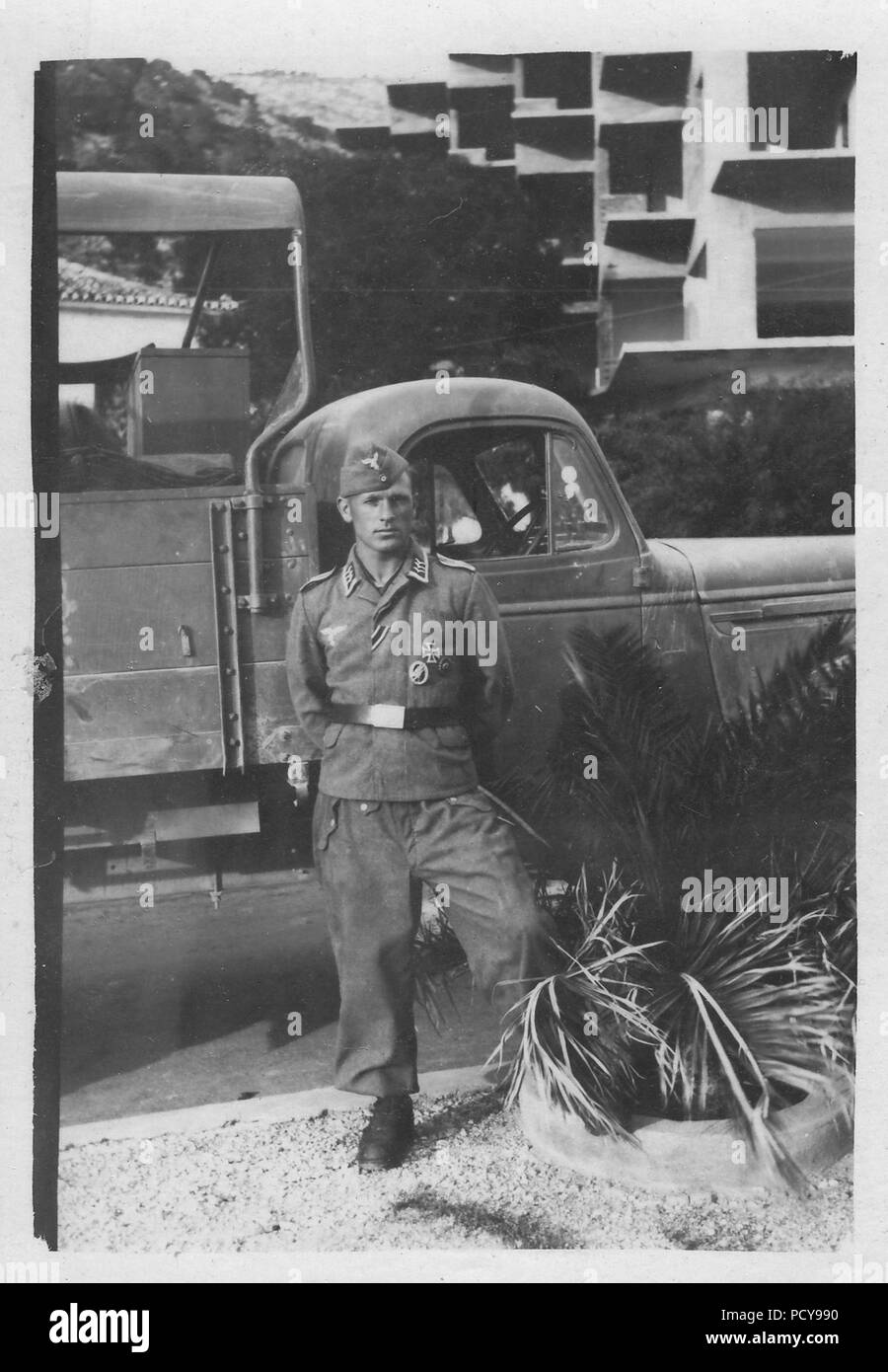 Feldwebel Otto Thomas von 3. Kompanie, Fallschirmjäger-Regiment 2, dargestellt im Sommer 1940, steht vor einem Lkw, die zu seiner Einheit. Er trägt seine Eisernen Kreuz 1.Klasse, Luftwaffe Fallschirmjäger Award Abzeichen, schwarze Wunde Abzeichen und Farbband auf das Eiserne Kreuz 2.Klasse. Am kleid Gelegenheiten, Thomas trug seine ursprüngliche Armee Fallschirmjäger Abzeichen und es scheint, er trug die Luftwaffe Version für den täglichen Gebrauch. Stockfoto