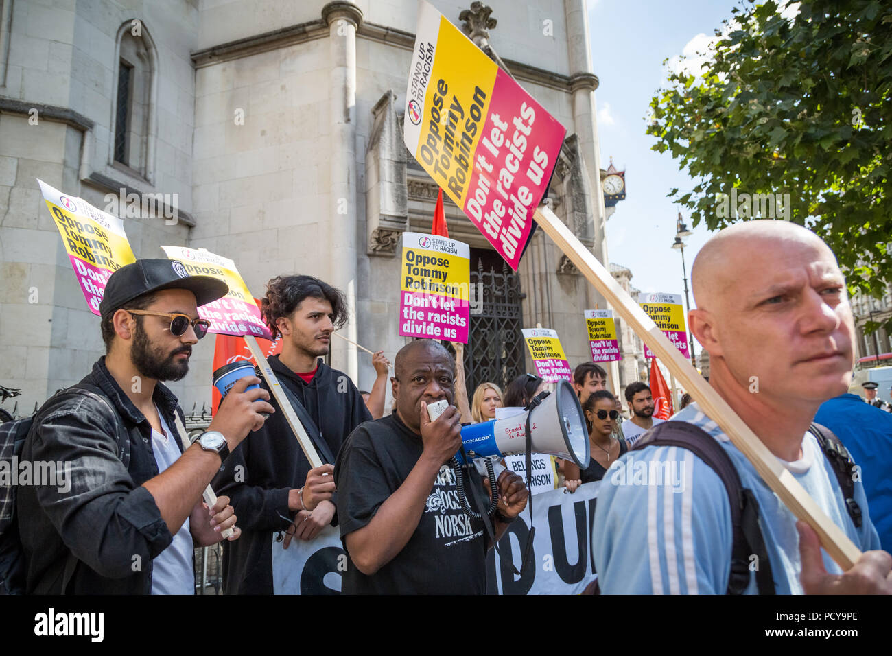 Bis zu Rassismus Demonstration gegen den Protest des "Freien Tommy Robinson' Anhänger außerhalb der Royal Courts of Justice in London, UK. Stockfoto