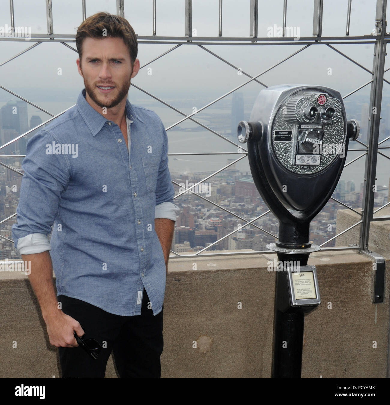 NEW YORK, NEW YORK - April 09: Scott Eastwood und Britt Robertson besuchen Sie das Empire State Building am 9. April 2015 in New York City. Personen: Scott Eastwood Stockfoto