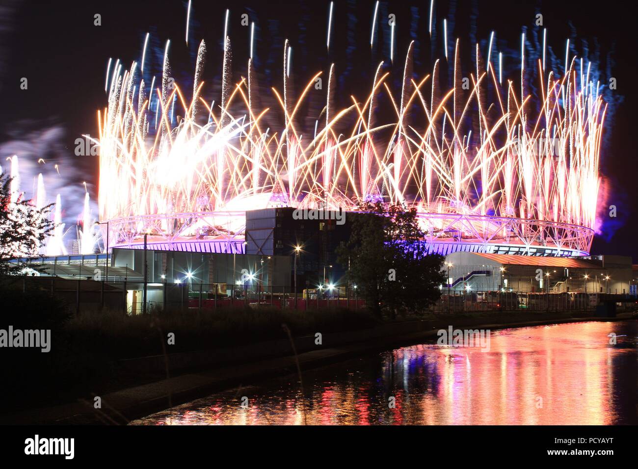 Das Feuerwerk über dem Olympiastadion während der Abschlussfeier der Olympischen Spiele 2012 in London, London, Großbritannien Stockfoto