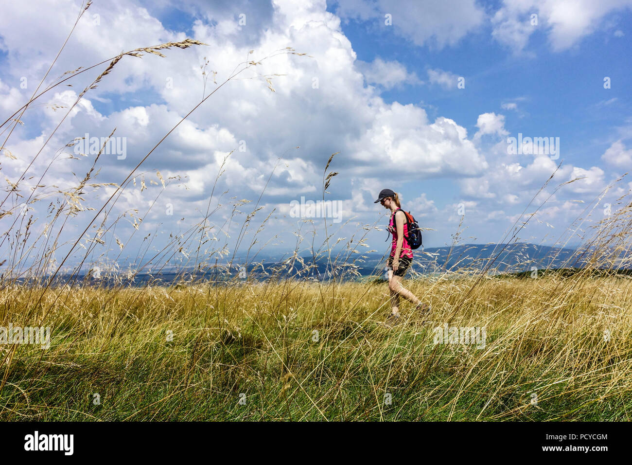 Mädchen Wandern auf einem Bergweg, Velka Javorina Berg, Böhmische slowakische Grenze in den Weißen Karpaten Stockfoto