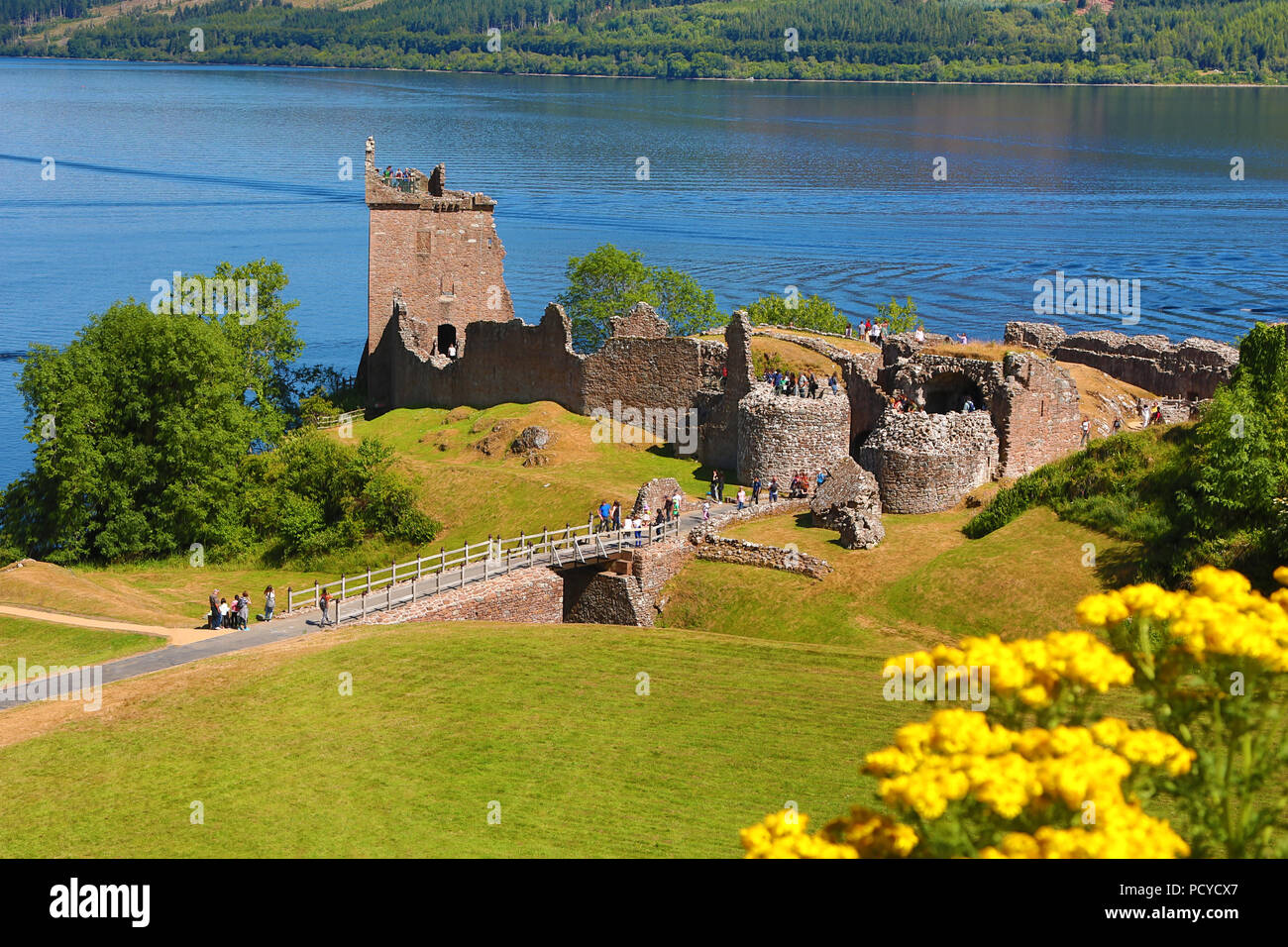Urquhart Castle und Loch Ness in den schottischen Highlands in der Nähe von Drumnadrochit, Schottland Stockfoto