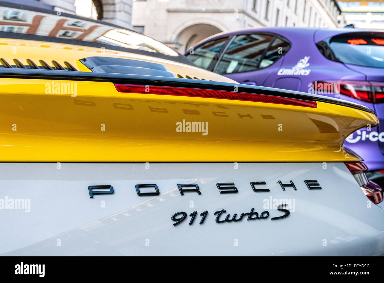 4. August 2018 - London, engalnd. Supercar Porsche 911 Turbo S Angezeigt in Covent Garden, London für die Gumball 3000 Veranstaltung. Stockfoto