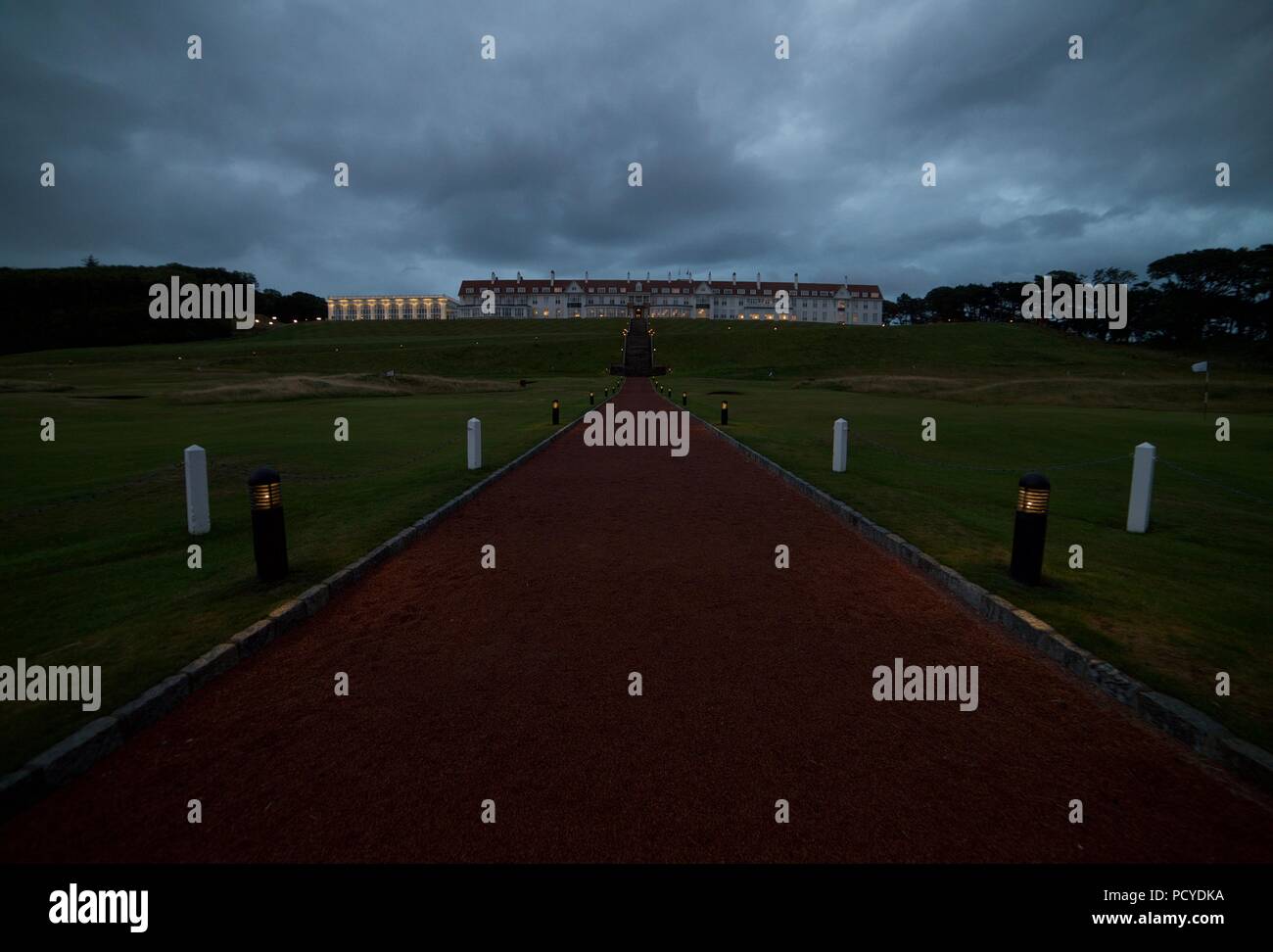 Die Turnberry Hotel in Girvan, Schottland. Teil des Trump Turnberry Golf Resort. Foto abends im dunkel und bewölkt. Stockfoto