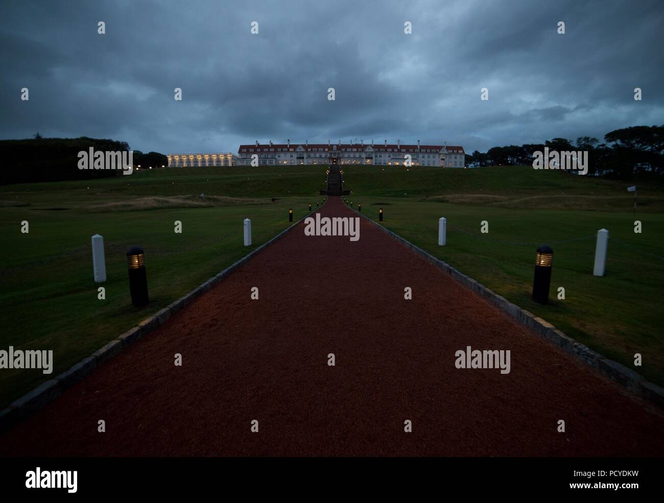 Die Turnberry Hotel in Girvan, Schottland. Teil des Trump Turnberry Golf Resort. Foto abends im dunkel und bewölkt. Stockfoto