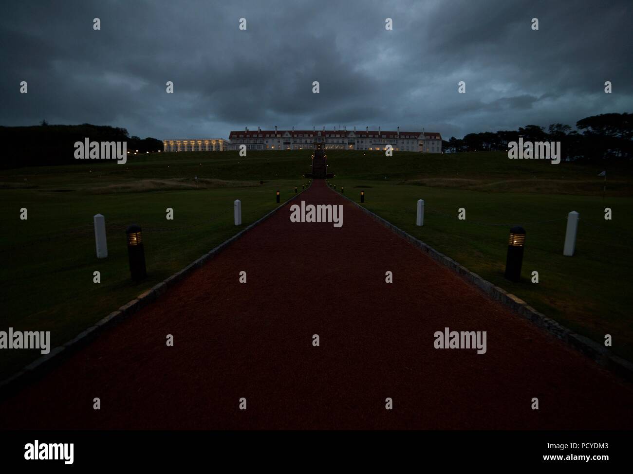 Die Turnberry Hotel in Girvan, Schottland. Teil des Trump Turnberry Golf Resort. Foto abends im dunkel und bewölkt. Stockfoto