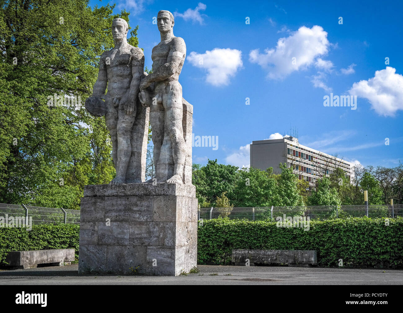 Skulptur aus der NS-Ära auf dem Berliner Olympiagelände mit dem Wohnhaus "Unité d'Habitation" (1958) von Le Corbusier im Hintergrund, Deutschland Stockfoto Skulptur aus der NS-Ära auf dem Berliner Olympiagelände mit dem Wohnhaus "Unité d'Habitation" (1958) von Le Corbusier im Hintergrund, Deutschland Stockfoto