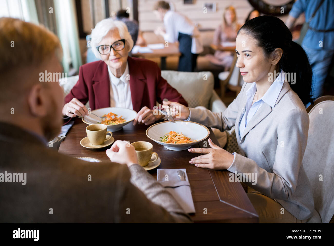 Business Lunch im Restaurant Stockfoto