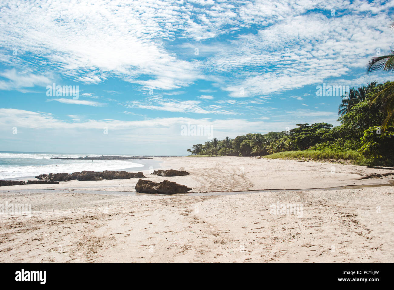 Schönes Paradies weißen Sandstrand von Playa Carmen, in der Nähe von Santa Teresa auf der Nicoya Halbinsel von Costa Rica Stockfoto