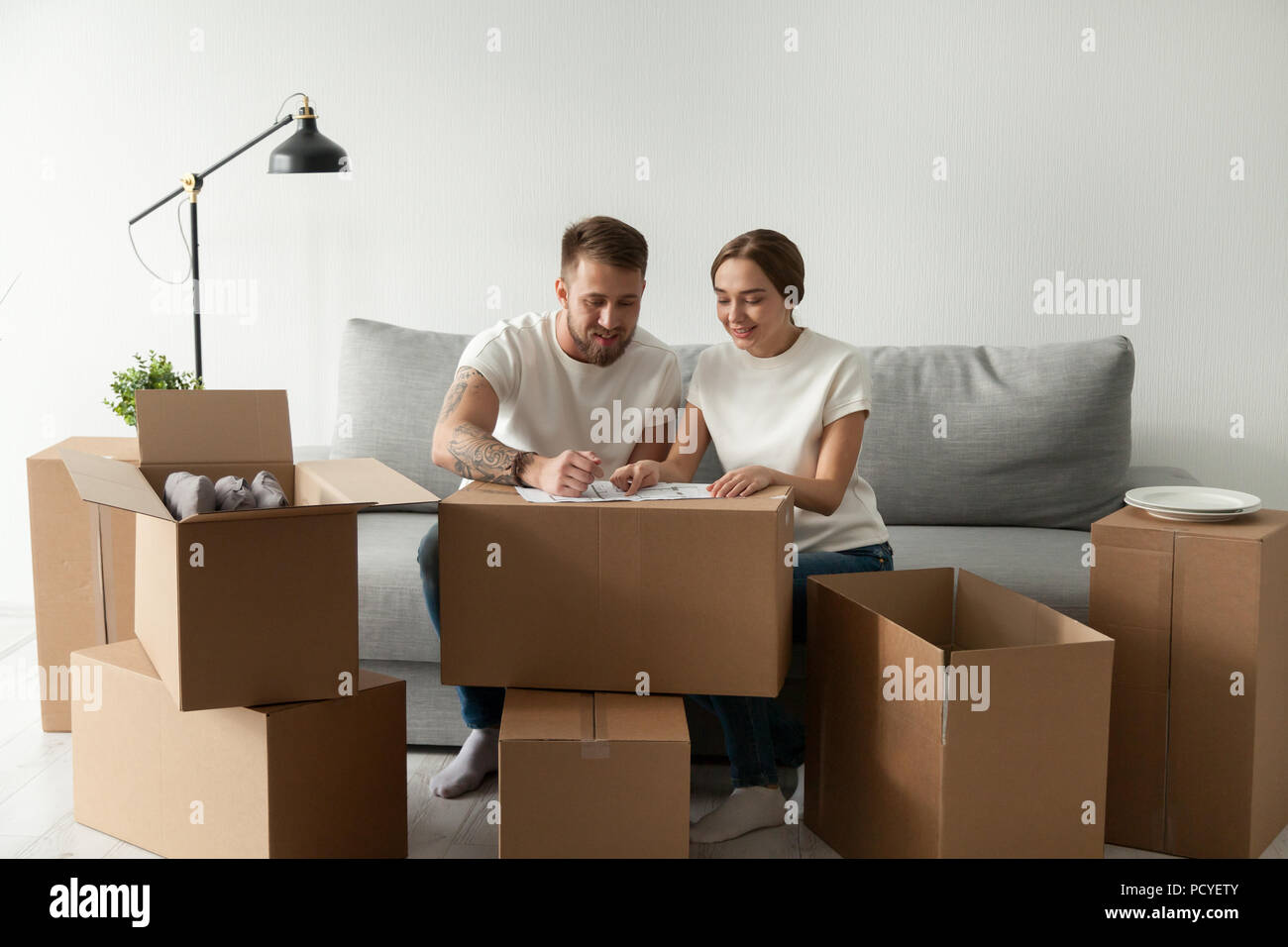Paar an blueprint Planung Umbau Home Suchen begeistert Stockfoto