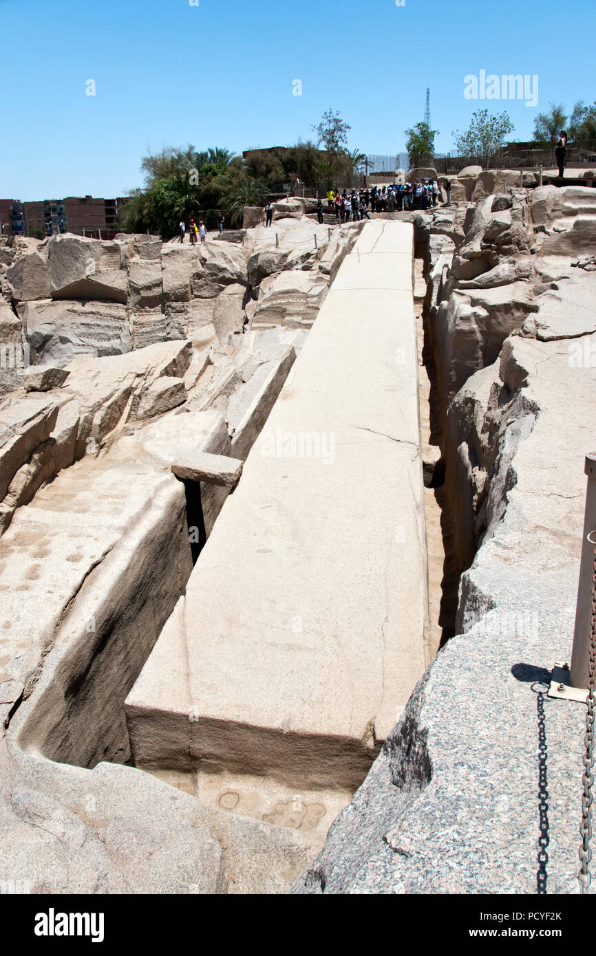 Der unvollendete Obelisk, im Steinbruch verlassen nach der Entwicklung ein Riss, in Assuan, Ägypten. Stockfoto
