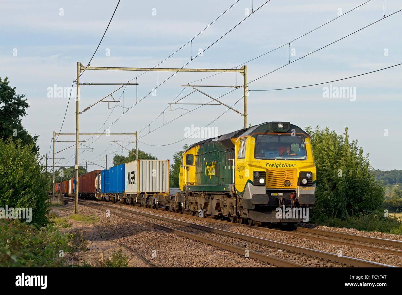 Eine Klasse 70 Diesellok Reihe 70014 arbeiten ein freightliner an Margaretting am 1. August 2018. Stockfoto