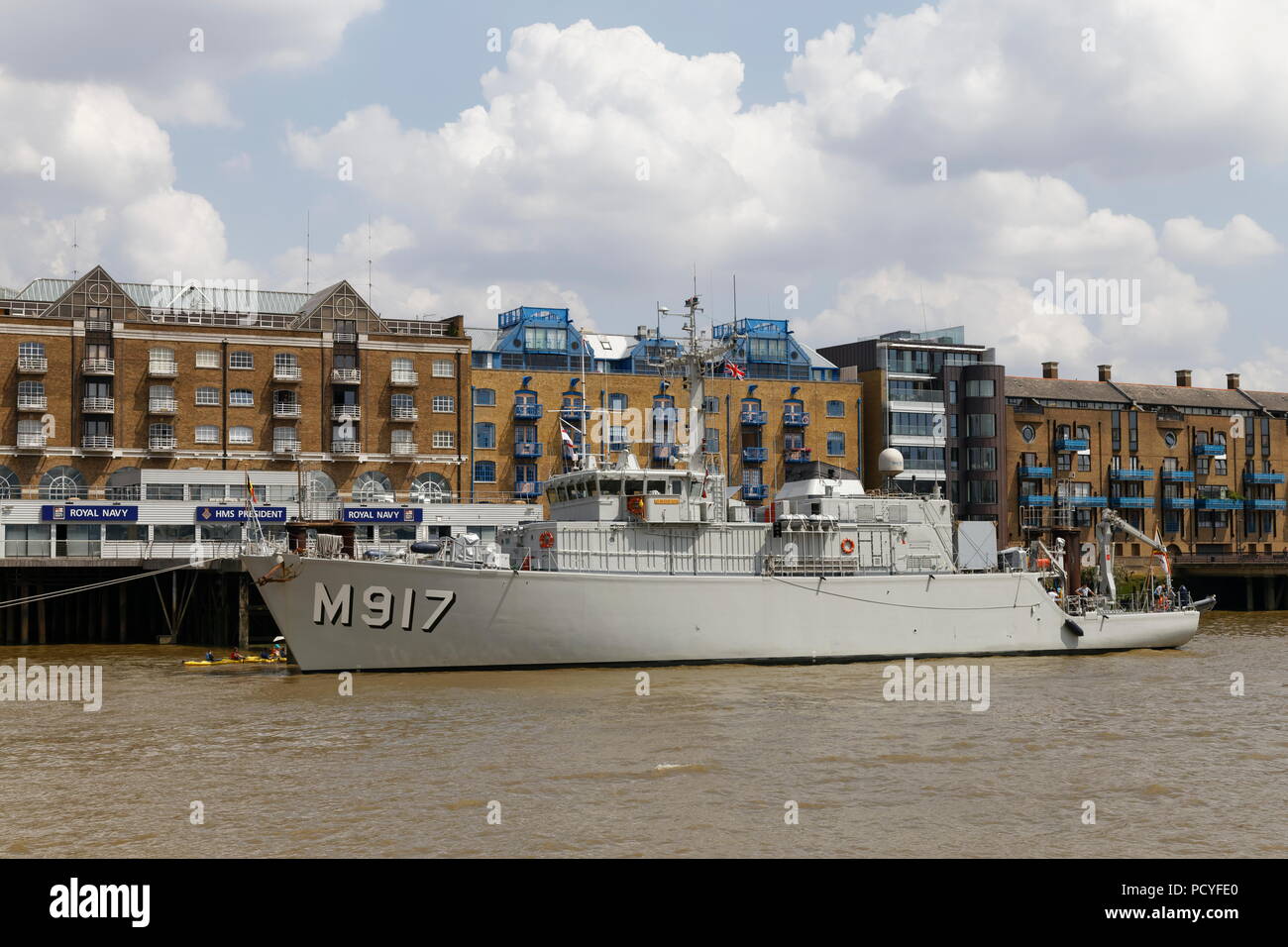 Crocus M917 ist eine dreigliedrige-Klasse minehunter der Belgischen Marine Komponente ay HMS Präsident Marine Viertel auf der Themse London günstig Stockfoto