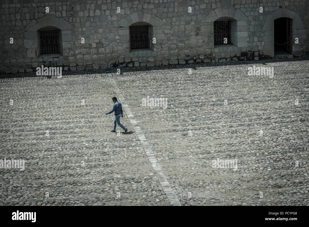 Santo Domingo de Guzman Kloster, Mexiko Mann über einen Kreuzgang, Oaxaca, Mexiko Stockfoto