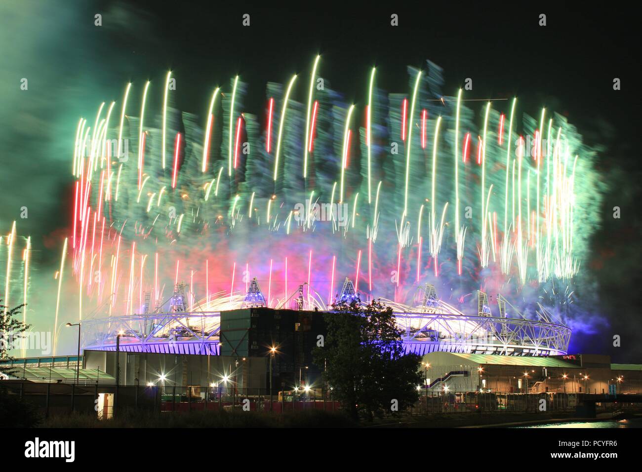 Das Feuerwerk über dem Olympiastadion während der Abschlussfeier der Olympischen Spiele 2012 in London, London, Großbritannien Stockfoto
