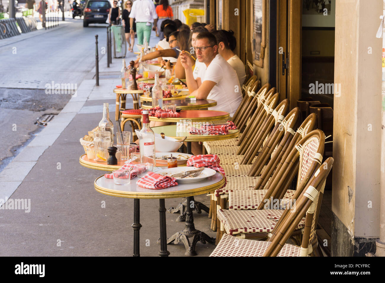 Pariser Bistro Lunch - Mittagessen auf dem Pariser Bistro Les Parigots auf der Rue du Chateau d'Eau im 10. Arrondissement, Frankreich, Europa. Stockfoto