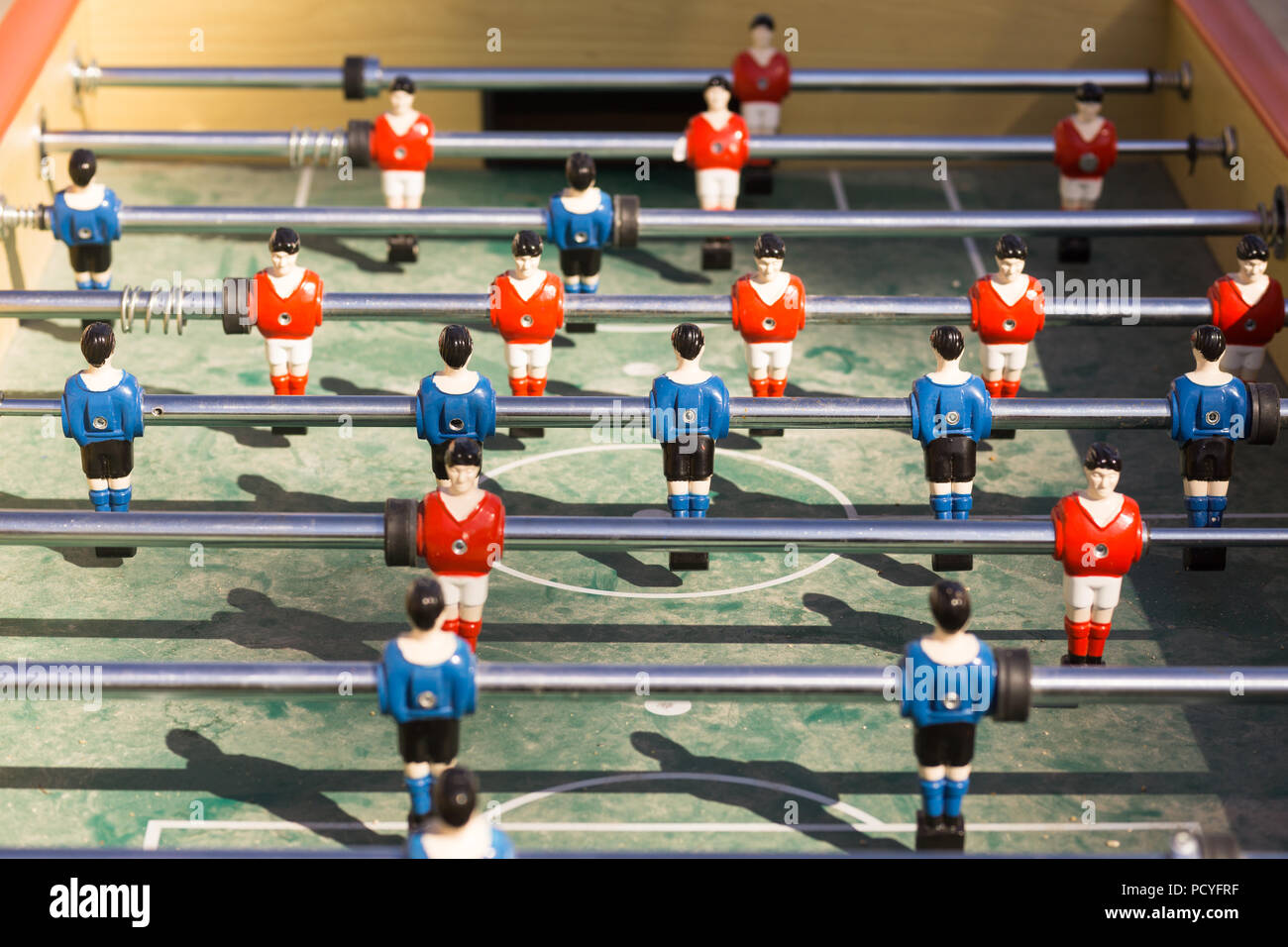 Nahaufnahme von Tischfußball (Kicker) mit Spielern in den Farben rot und blau Shirts. Stockfoto