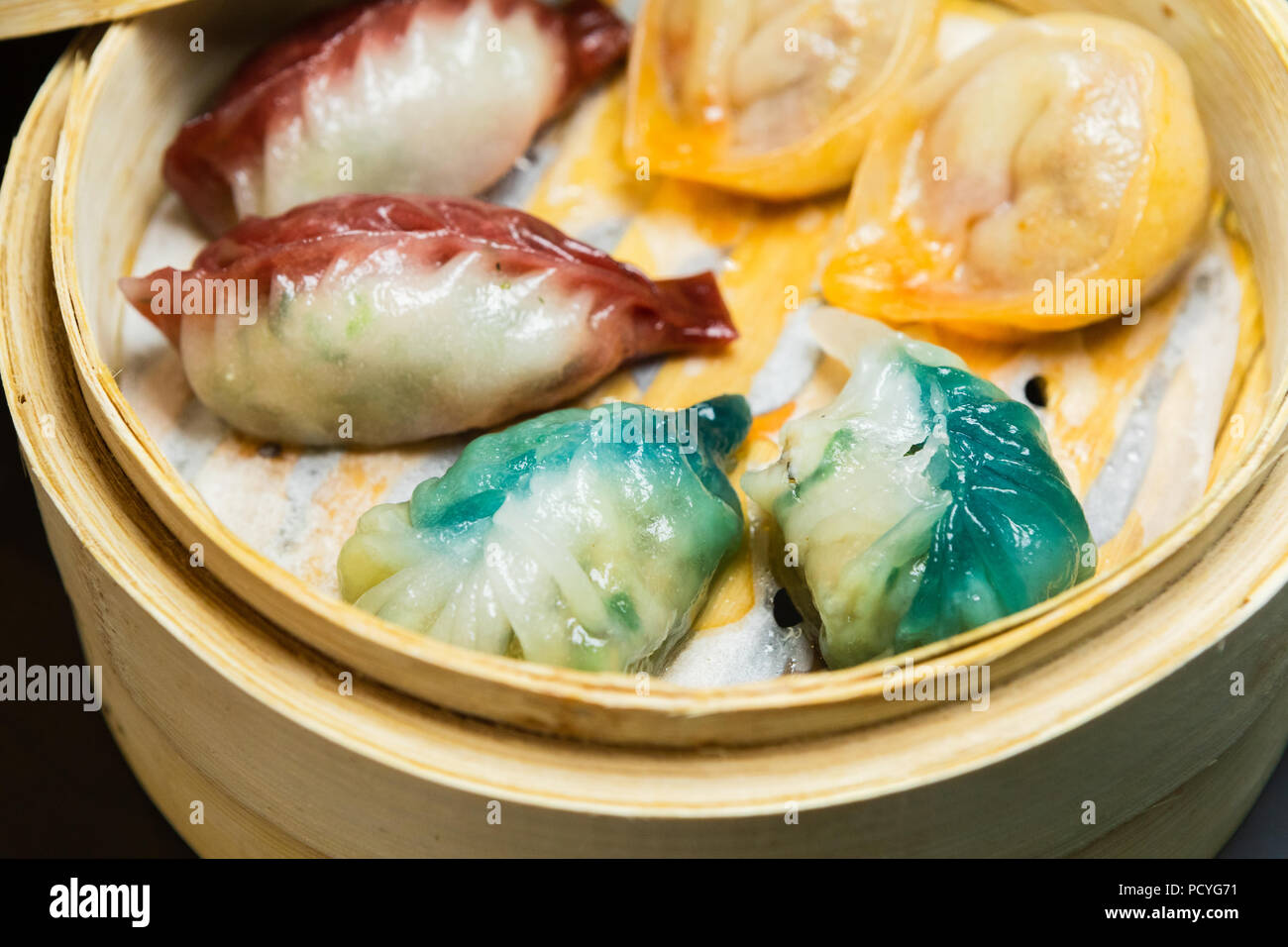 Nahaufnahme von momos in einem Dampfer Bambus Warenkorb Stockfoto