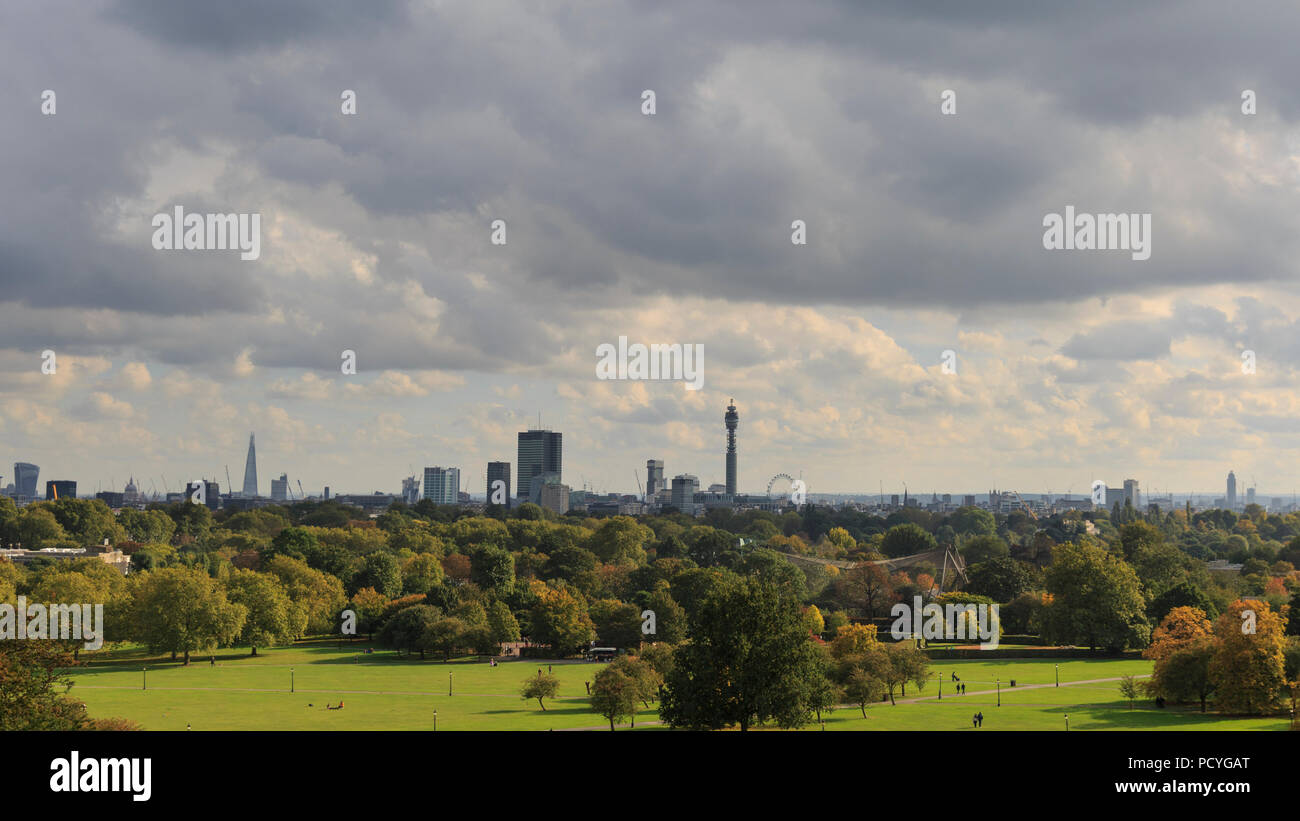 Der Panoramablick auf die Skyline von London von Primrose Hill, mit Farben des Herbstes auf den Bäumen Stockfoto