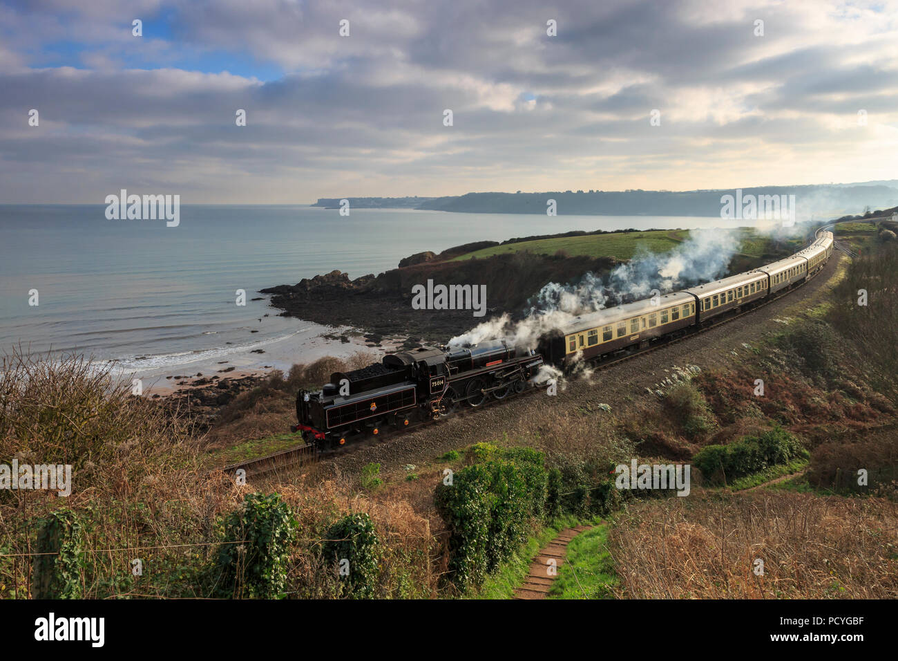 75015 Braveheart schleppt ein Zug entlang der englischen Küste Rivera auf der Dartmouth Steam Railway, Paignton Stockfoto