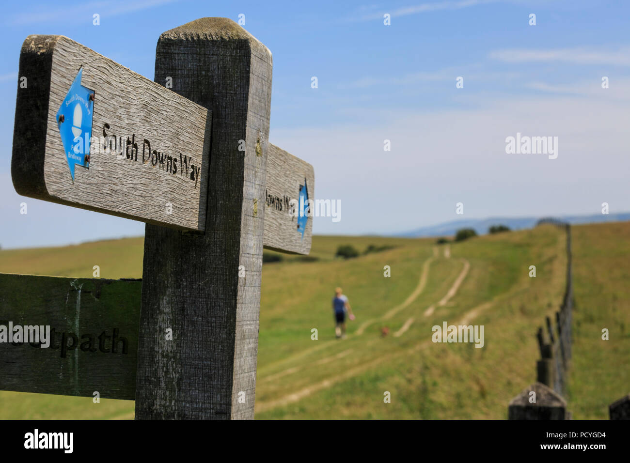 Ein Wegweiser auf dem South Downs Way National Trail, ein Hoch auf der South Downs in Ditchling Beacon, in der Nähe von Brighton Stockfoto