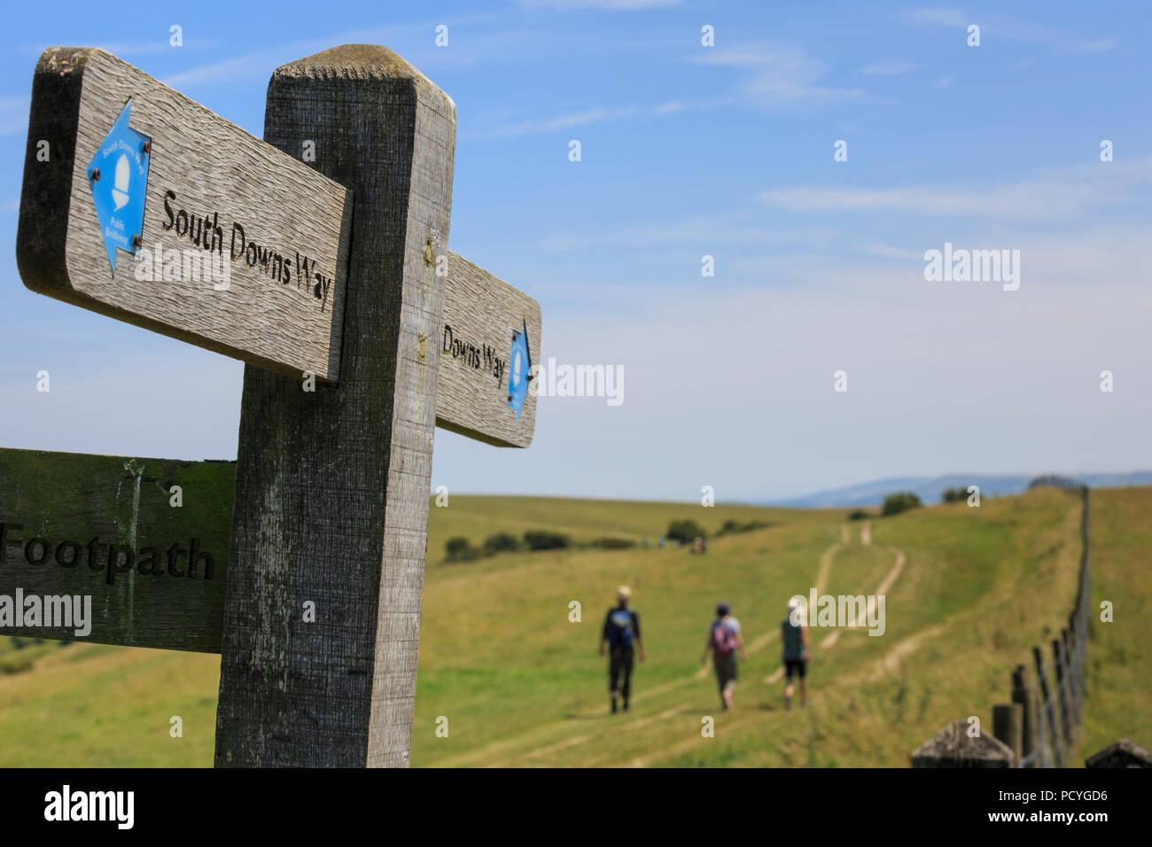 Ein Wegweiser auf dem South Downs Way National Trail, ein Hoch auf der South Downs in Ditchling Beacon, in der Nähe von Brighton Stockfoto