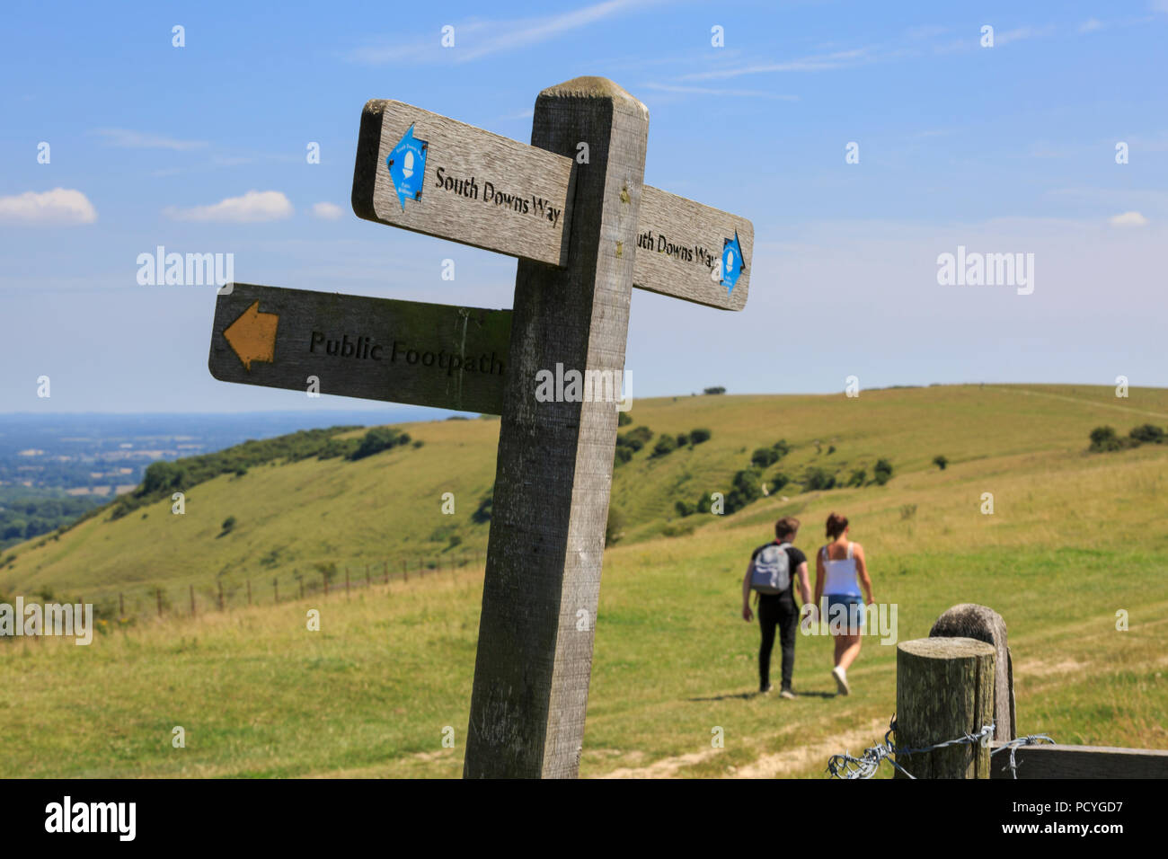 Ein Wegweiser auf dem South Downs Way National Trail, ein Hoch auf der South Downs in Ditchling Beacon, in der Nähe von Brighton Stockfoto