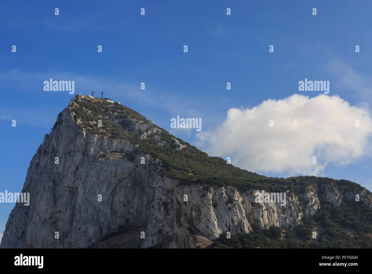 Die berühmten Felsen von Gibraltar, als vom Boden aus gesehen, auf dem Britischen Überseegebiet Gibraltar Stockfoto