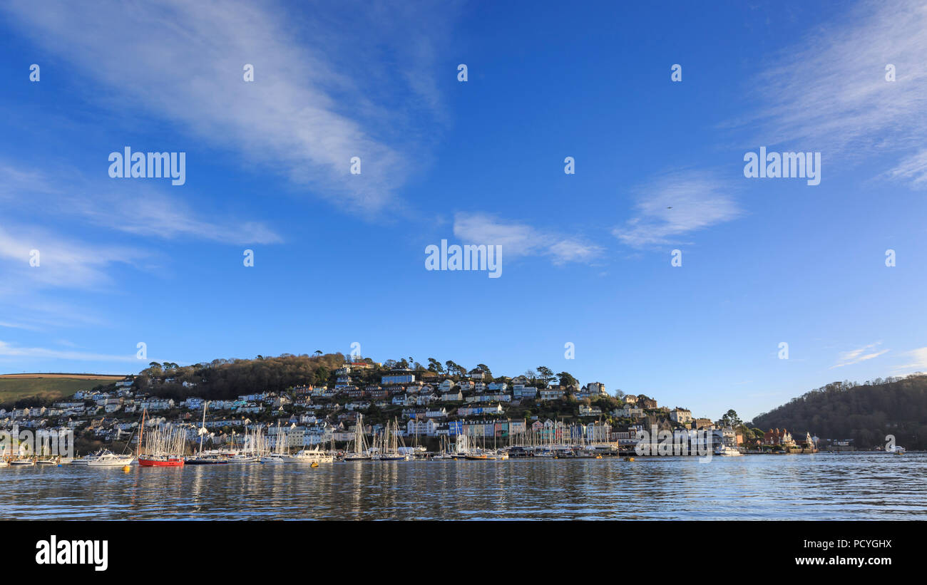 Der Blick über den Fluss Dart in Richtung Kingswear, von Dartmouth, Devon, an einem Golf Sommer Stockfoto