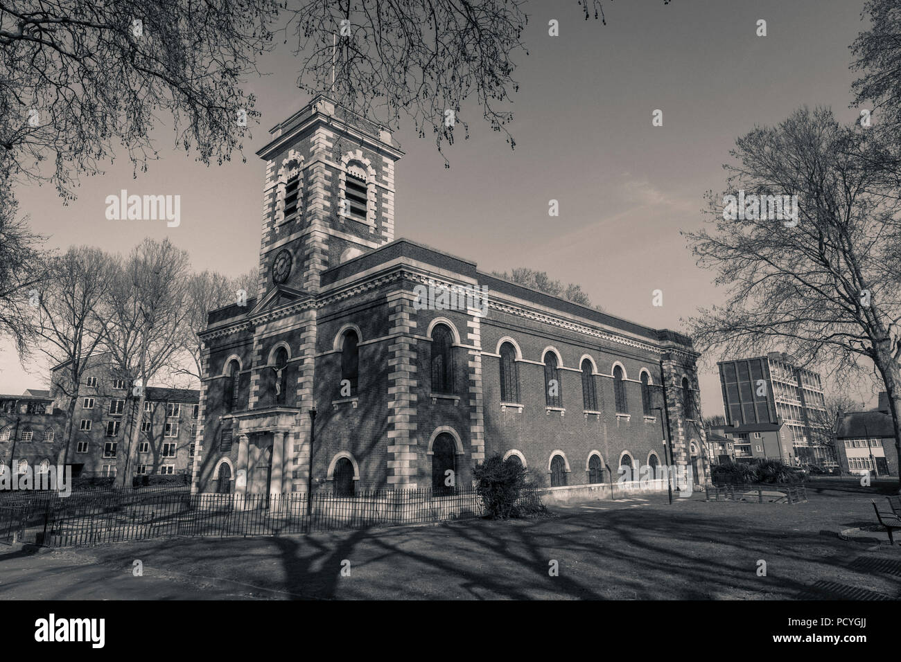 St. Matthäus Kirche in Bethnal Green war Gastgeber für die begräbnisse der Kray Zwillinge - Ronnie Kray im März 1995 und Reggie Kray im Oktober 2000. Stockfoto