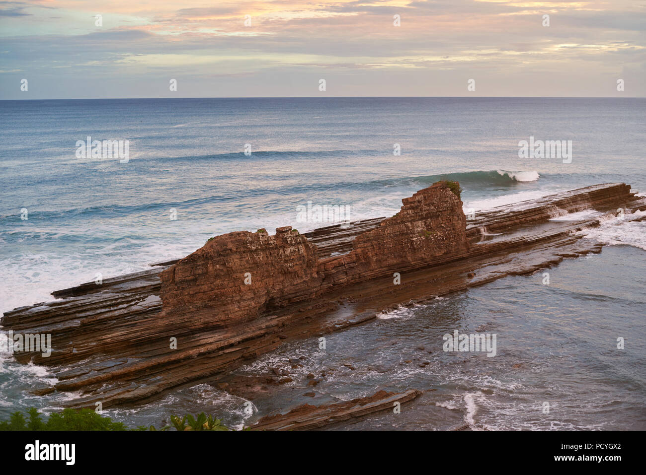 Großen Felsen im Meer Landschaft auf bunte Farbe orange Sonnenuntergang Licht Stockfoto