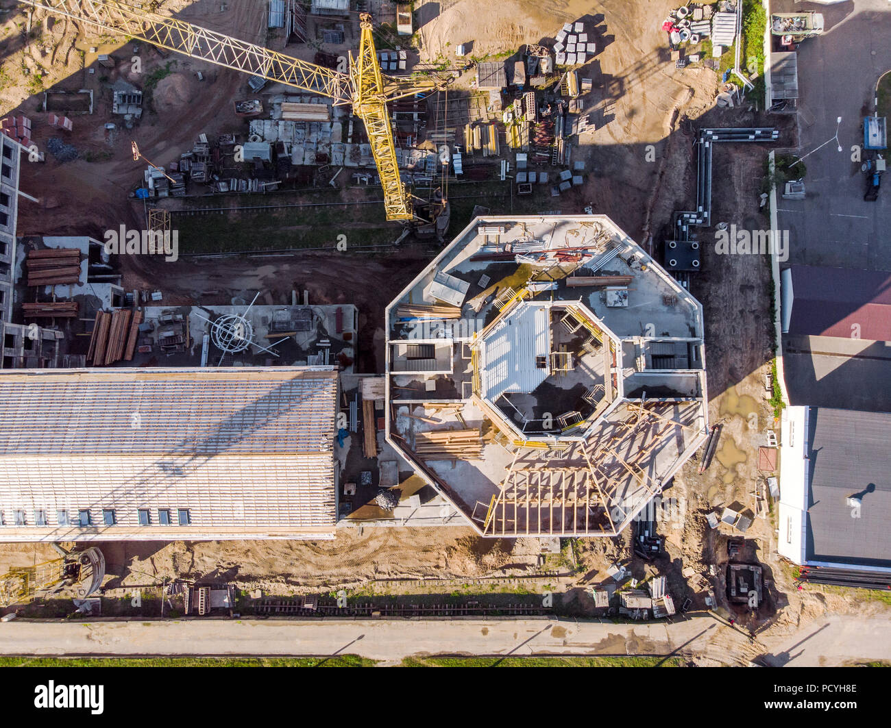 Drone Foto des neuen Bürogebäude im Bau mit Tower Crane. Antenne Top View Stockfoto