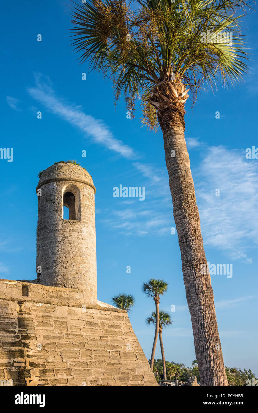 Wachturm am Castillo de San Marcos auf der Matanzas Bay Waterfront im historischen St. Augustine, Florida. (USA) Stockfoto