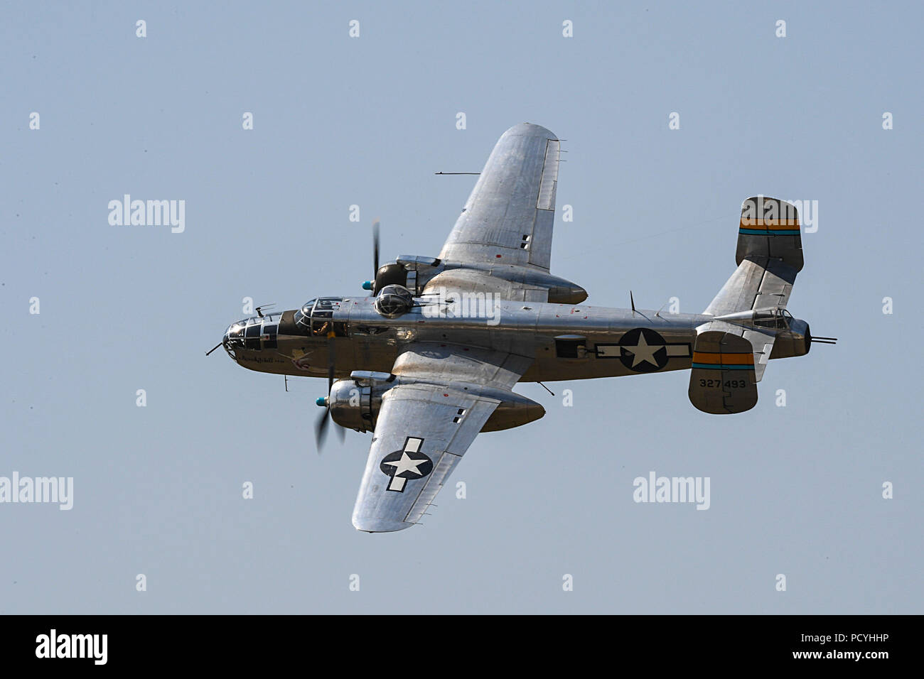 A B-25 Mitchell führt Manöver während des nördlichen Nachbarn Tag Luft- und Raumfahrtmesse in Minot Air Force Base, Illinois, August 4, 2018. Die Veranstaltung empfohlene Antenne Demonstrationen von der US Air Force Thunderbirds, Carlton Glider, B-25 Mitchell, T-33 Acemaker und mehr. (U.S. Air Force Foto von älteren Flieger Jonathan McElderry) Stockfoto
