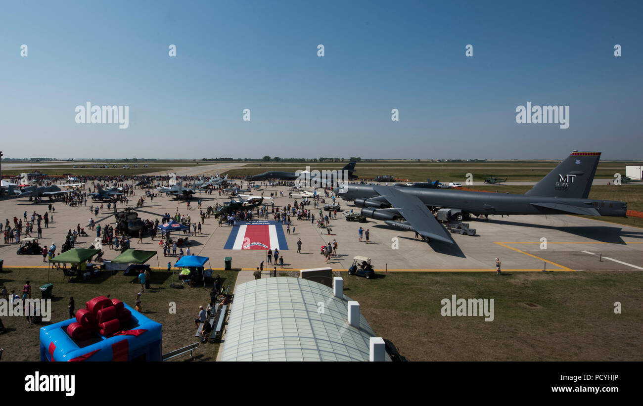 Airshow Teilnehmer anzeigen ausgestellten Flugzeuge während der nördlichen Nachbarn Tag Luft- und Raumfahrtmesse in Minot Air Force Base, Illinois, August 4, 2018. Die Veranstaltung lockte mehr als 17.000 Menschen und zum Angebot der US Air Force Thunderbirds. (U.S. Air Force Foto von Airman 1st Class Alyssa M. Akers) Stockfoto