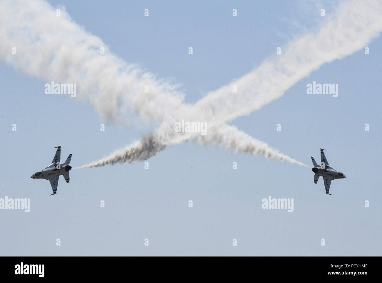Die US Air Force Thunderbirds führen Sie eine Antenne Manöver während des nördlichen Nachbarn Tag Luft- und Raumfahrtmesse in Minot Air Force Base, Illinois, August 4, 2018. Die Veranstaltung empfohlene Antenne Demonstrationen von der US Air Force Thunderbirds, Carlton Glider, B-25 Mitchell, T-33 Acemaker und mehr. (U.S. Air Force Foto von älteren Flieger Jonathan McElderry) Stockfoto
