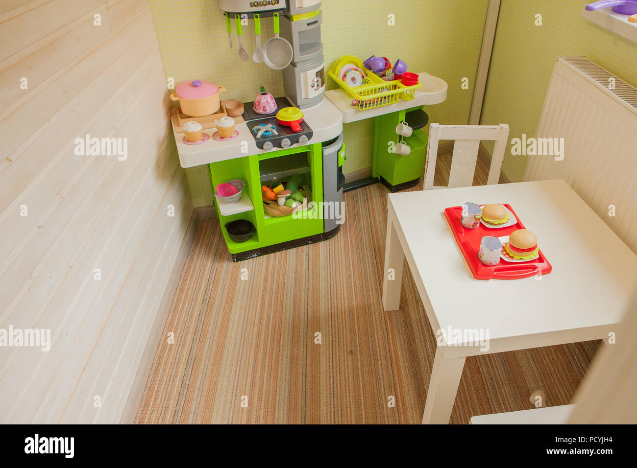 Grün baby retro Küche im Kinderzimmer. Kinderzimmer Stockfotografie - Alamy