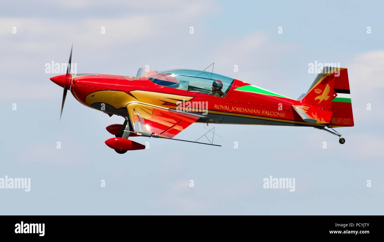 Die Royal Jordanian Falcons - Extra 300 LX Flugzeuge mit einer beeindruckenden neuen Lackierung an der Royal International Air Tattoo 2018 Stockfoto