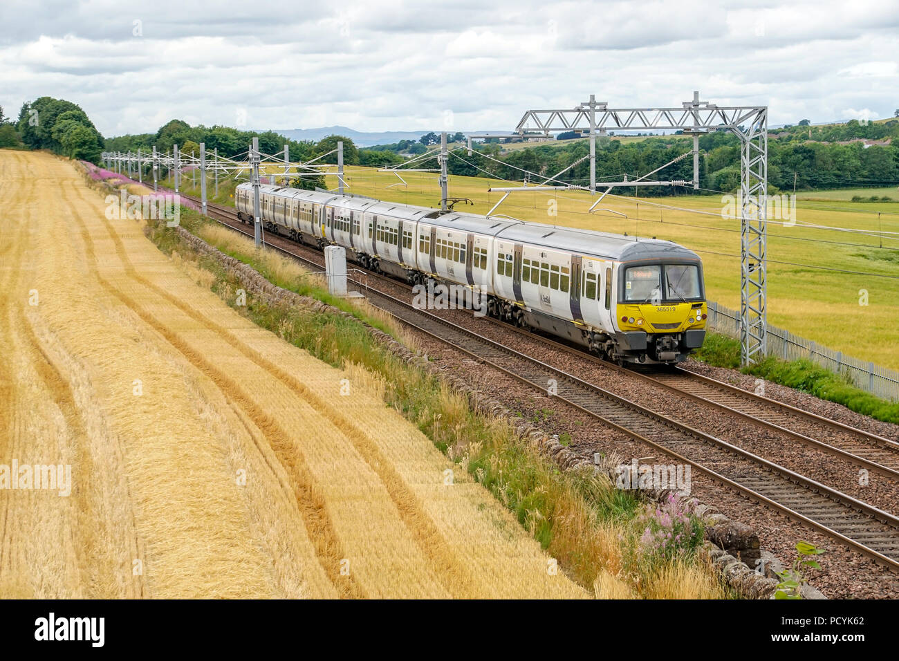 Klasse 365 der WWU geht an Park Farm östlich von Linlithgow Midlothian Schottland Großbritannien auf Glasgow Abfahrt 11.45 für Edinburgh bestimmt Stockfoto