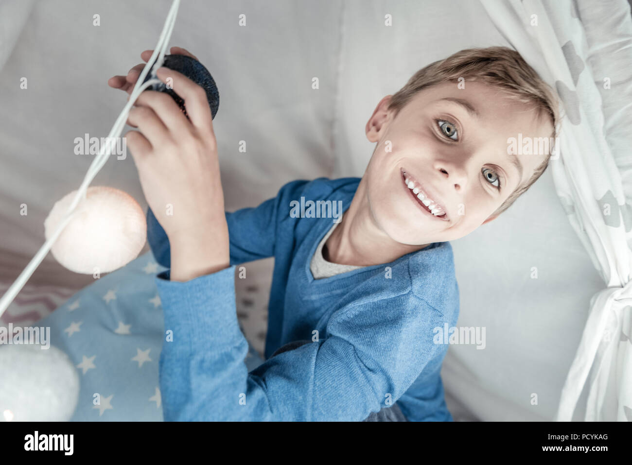 Portrait von fröhlichen Kindern, die zu Hause Stockfoto