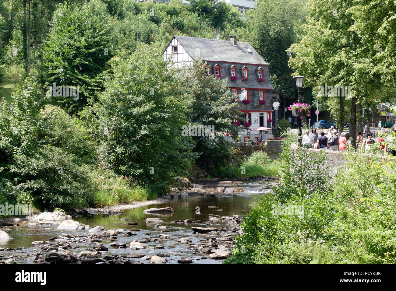 Restaurant und Cafe in Monschau auf der Rur in der Eifel, Nordrhein-Westfalen, Deutschland. Stockfoto