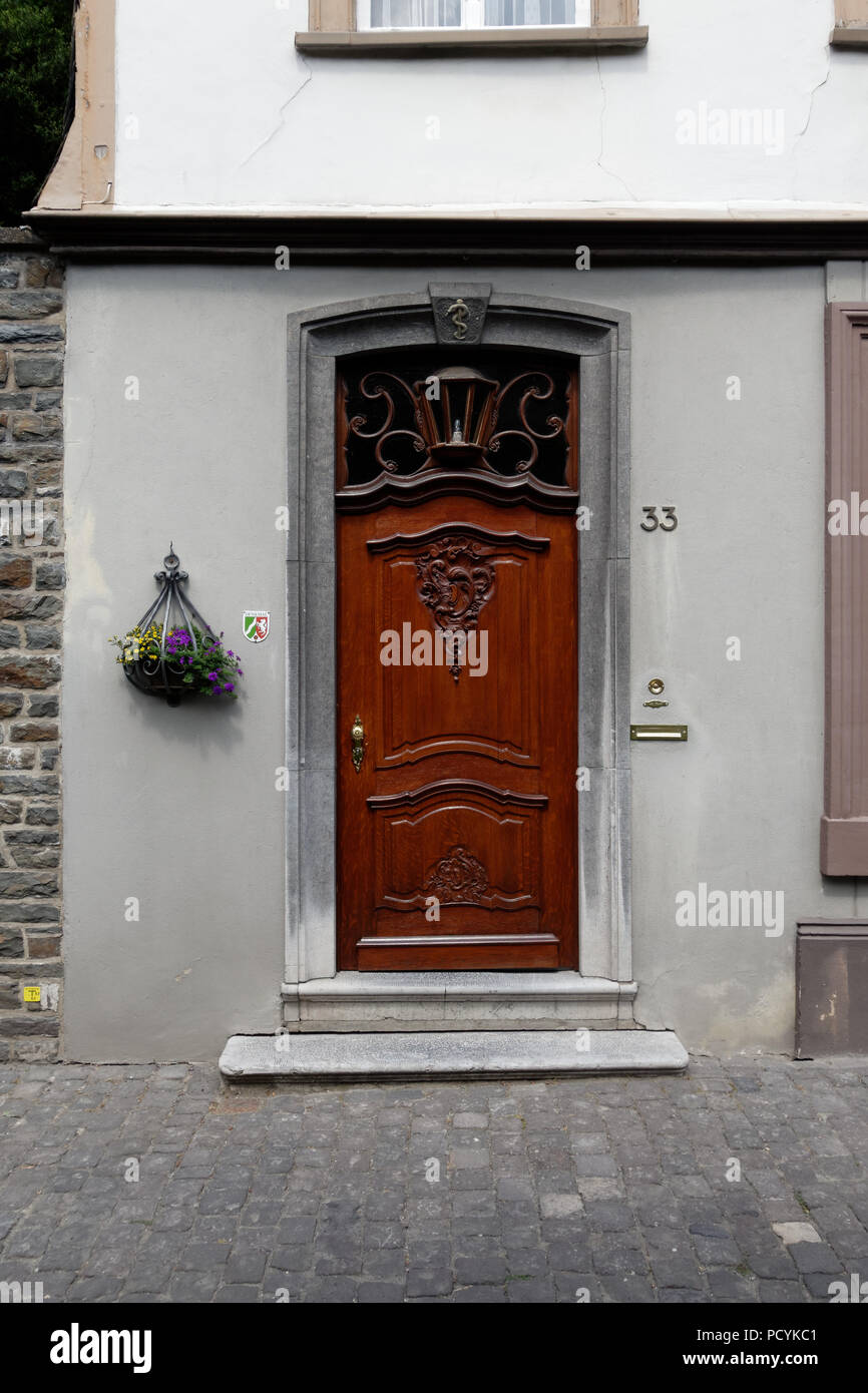 Hölzerne Tür an einem denkmalgeschützten Haus in Monschau auf der Rur in der Eifel, Deutschland. Stockfoto