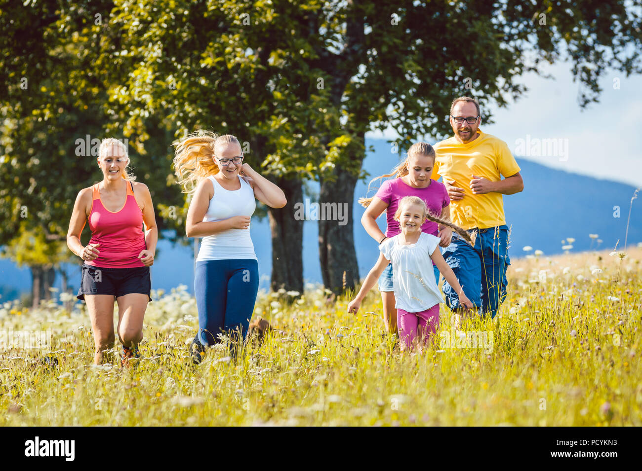 Familie, Mutter, Vater und Kinder laufen für Sport Stockfoto