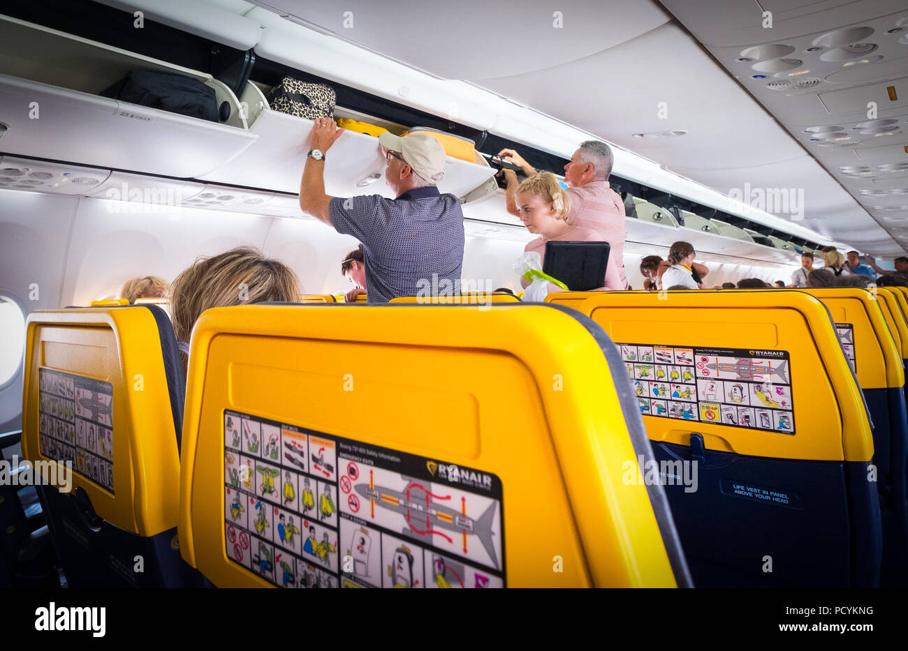 Passagiere, die Ihre auf Handgepäck in die luftventilation auf einer Ryanair Flug durchführen Stockfoto