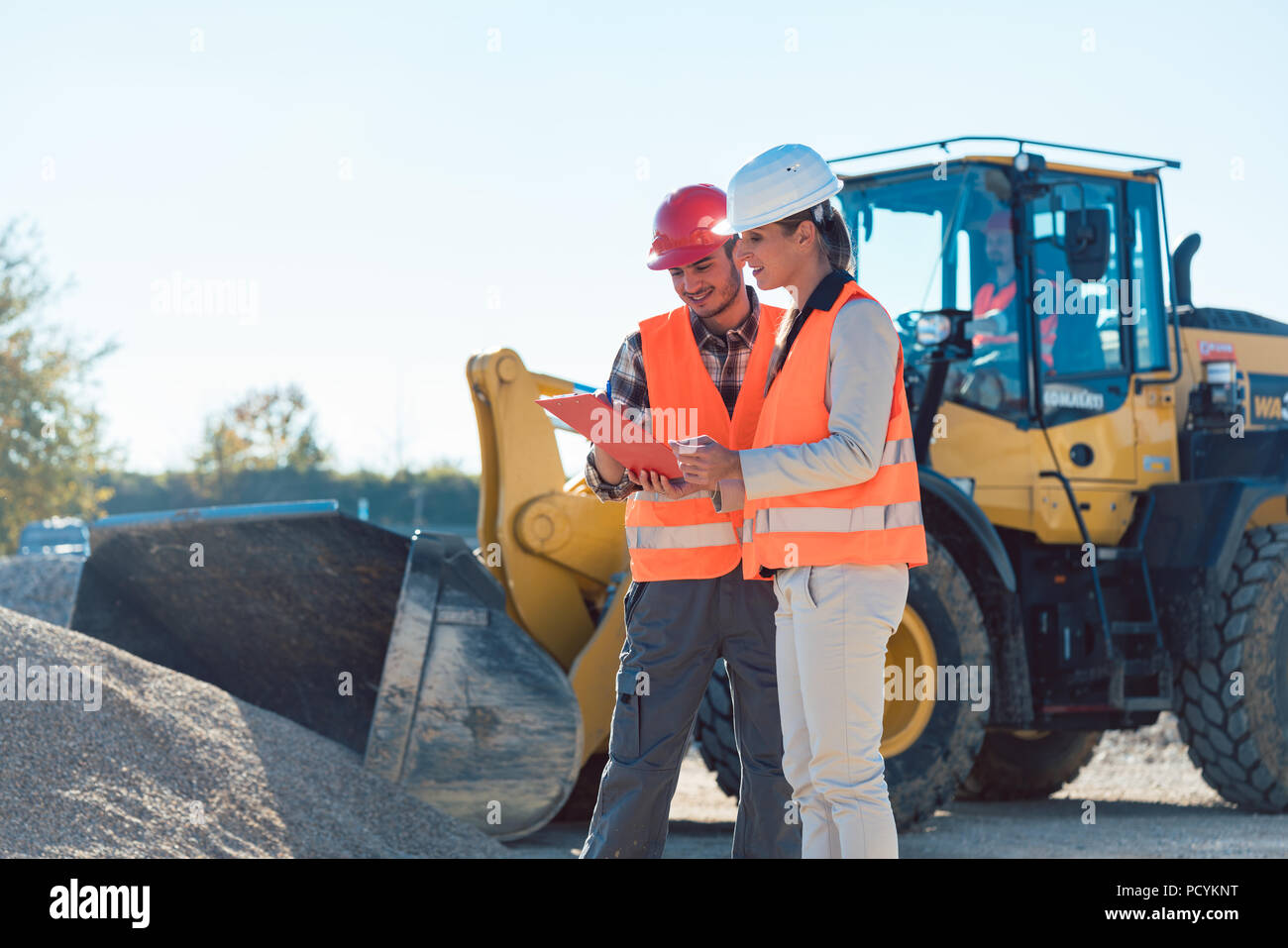 Mann und Frau Arbeiter auf der Baustelle Stockfoto