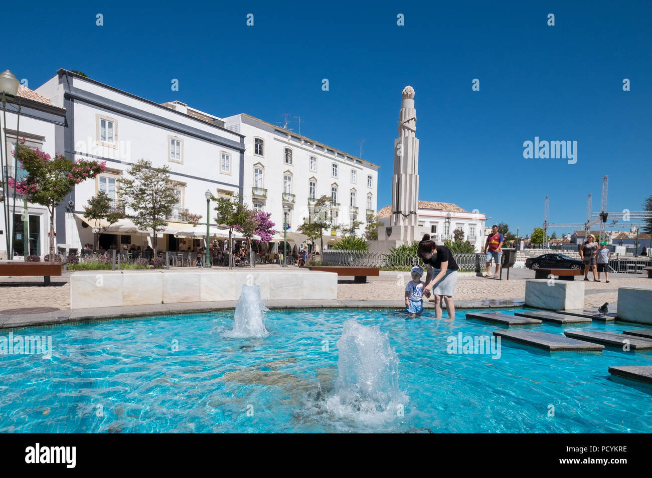 Besucher Abkühlung im Brunnen am Praça da Republica in der Stadt Tavira, Ostalgarve, Portugal Stockfoto