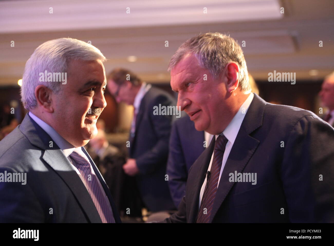 Aserbaidschanische SOCAR Rovnag Abdullayev CEO (L) spricht zu den russischen Öl- und Gaskonzern Rosneft boss Igor Setschin während der Kaffeepause in IP-Konferenz in London. Stockfoto