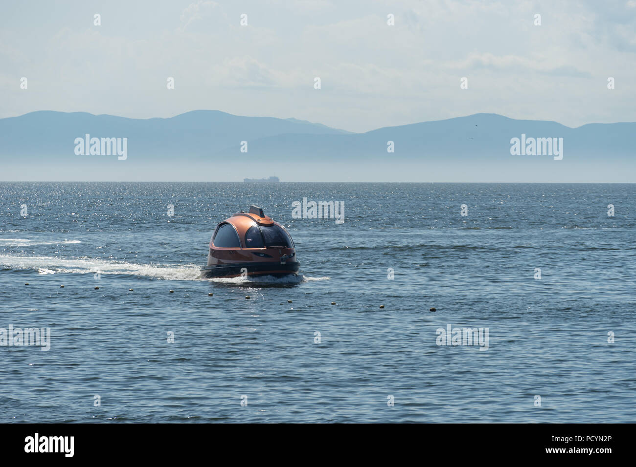 Wladiwostok, Russia-July 28, 2018: Marine mit einem außergewöhnlichen Boot auf der Oberfläche. Stockfoto